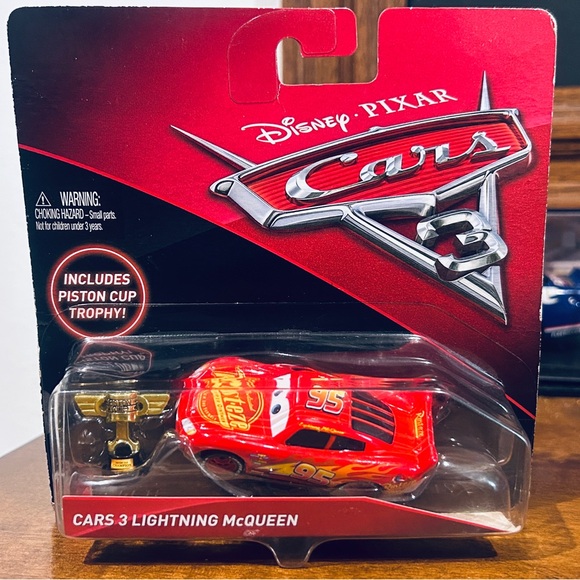 Disney Pixar Cars 3 Lightning McQueen Die-Cast with Piston Cup Trophy - Picture 1 of 3